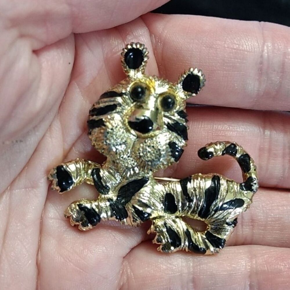 Gold tone tiger brooch